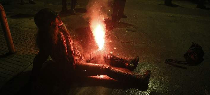 Ενωση Φωτορεπόρτερ: Εγκληματική ενέργεια η εκτόξευση φωτοβολίδας σε ευθεία βολή